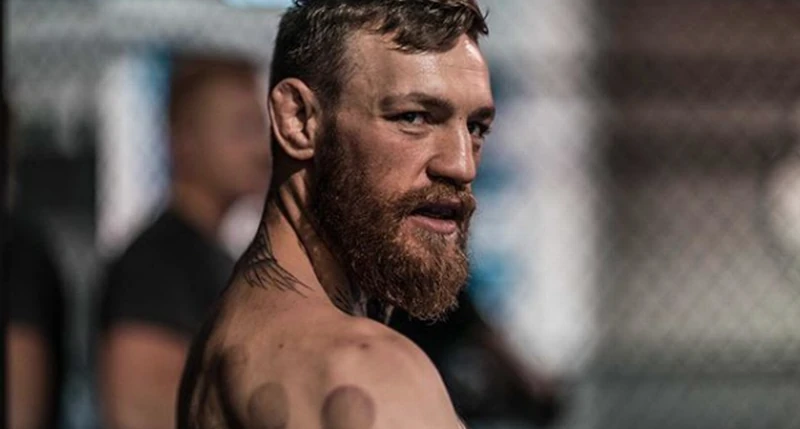 El pelieador de UFC Conor McGregor con marcas del uso de ventosas