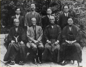 En la foto se ven algunos de los asistentes a la reunión de maestros en Naha en 1936